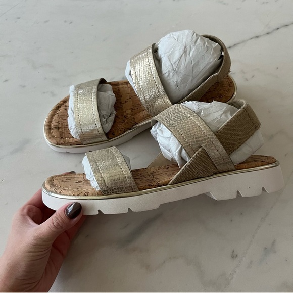 Donald Pliner Hollie Pebbled Metallic Sandal in Platino Gold NEW size 8.5 - Picture 3 of 6